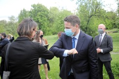 Trzaskowski mocno wyprzedza Hołownię. Fatalny wynik Biedronia. SONDAŻ