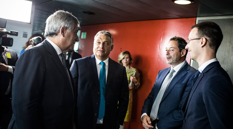 Antonio Tajani, az Európai Parlament elnöke (balra) és Orbán Viktor miniszterelnök Strasbourgban, az Európai Parlament épületében /
MTI Fotó: Miniszterelnöki Sajtóiroda / Szecsődi Balázs