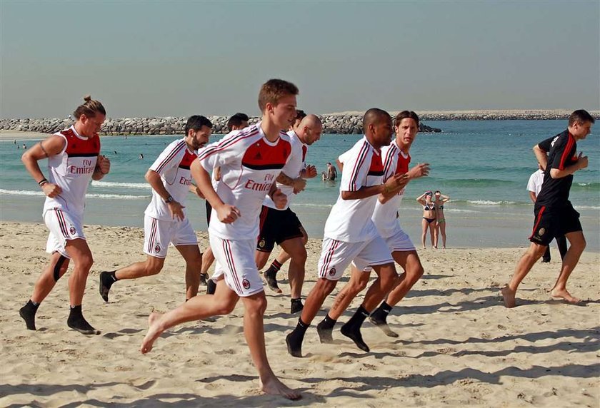 AC Milan trenuje na plaży w Dubaju