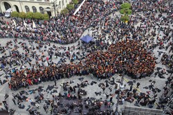 Serce z tysiąca gitar dla Ukrainy podczas 20. Gitarowego Rekordu Świata we Wrocławiu