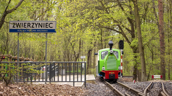 Poznańska Maltanka to jedna z ostatnich w Polsce kolei wąskotorowych o szerokości toru 600 mm.