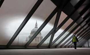 Efekt domina. Pandemia eliminuje słabe firmy, silne bronią się, tnąc etaty