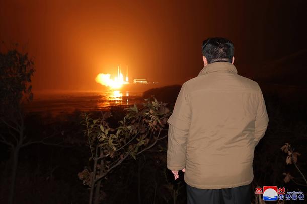 Kim Dzong Un podczas startu północnokoreańskiej rakiety wynoszącej satelitę szoiegowskiego