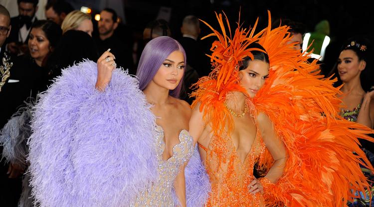 Kendall és Kylie Jenner tagadja, hogy nem fizettek a márkájuk ruháit gyártóknak