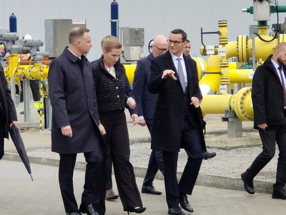 Prezydent Andrzej Duda, premier Danii Mette Frederiksen i premier Mateusz Morawiecki idą na otwarcie Baltic Pipe.