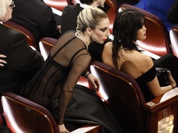 Lady Gaga bohaterką oscarowej gali. Ruszyła na pomoc fotoreporterowi [WIDEO]