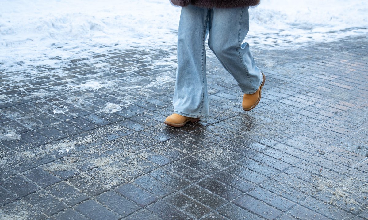 Jak skutecznie usunąć plamy z soli z butów? Oto sprawdzone sposoby