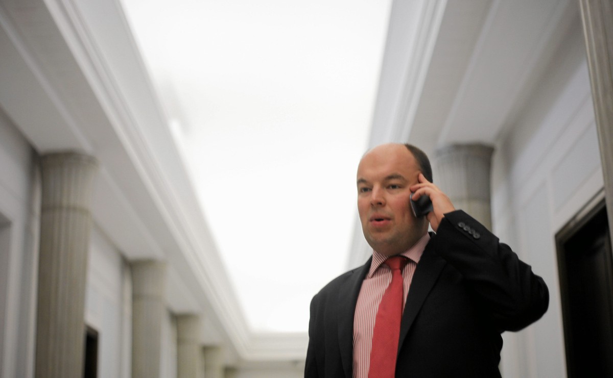 Jan Dziedziczak rozmawia przez telefon w Sejmie