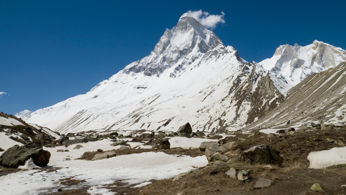 Alpinista Grzegorz Kukurowski zmarł podczas wspinaczki na szczyt Shivling (6543 m) w Himalajach Gharwalu w Indiach - poinformował Polski Związek Alpinizmu (PZA). Trwa akcja ratunkowa mająca na celu udzielenie pomocy Łukaszowi Chrzanowskiemu. Obaj byli członkami wyprawy PZA, którą kierował Paweł Karczmarczyk.