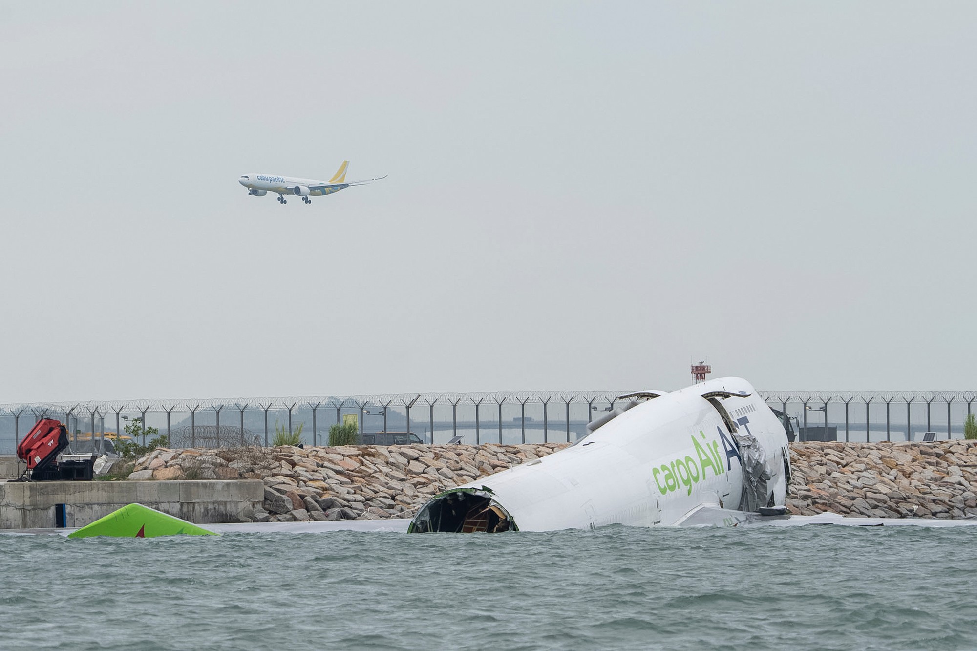 Boeing 747 zišiel z dráhy na letisku v Hongkongu a skončil v mori.