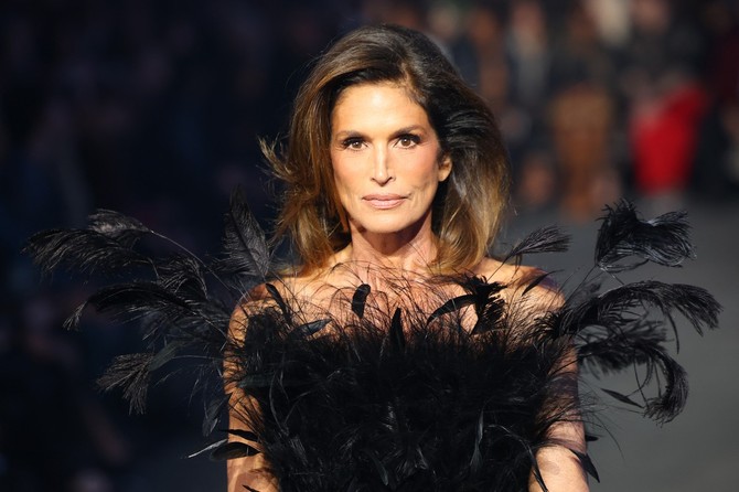 Sindi Kraford (60) prošetala Gucci revijom