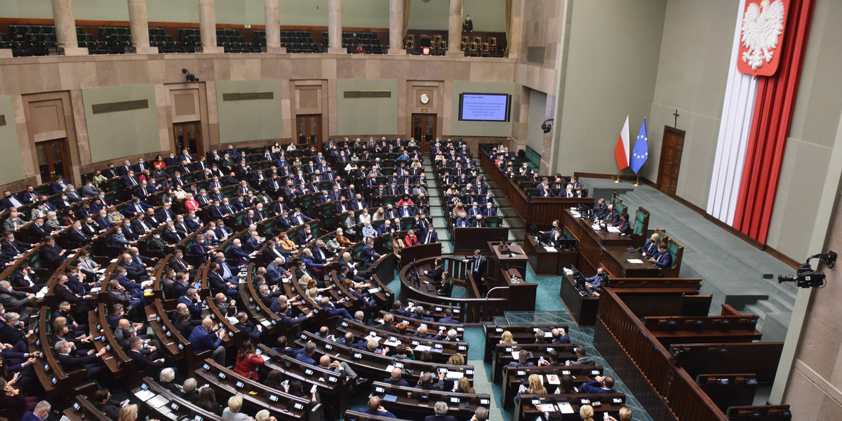 Według CBOS, gdyby wybory odbyły się w pierwszej połowie stycznia, do Sejmu dostałoby się 5 ugrupowań.