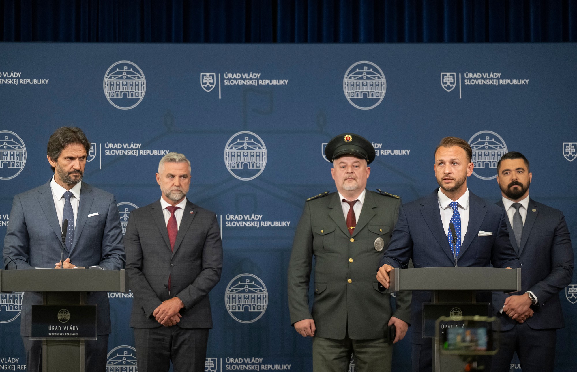 Zľava podpredseda vlády a minister obrany SR Robert Kaliňák (Smer-SD), predseda Výboru NR SR pre obranu a bezpečnosť Tibor Gašpar (Smer-SD), prezident Policajného zboru SR Ľubomír Solák, minister vnútra SR Matúš Šutaj Eštok (Hlas-SD) a námestník riaditeľa SIS poverený výkonom právomocí riaditeľa SIS Pavol Gašpar.