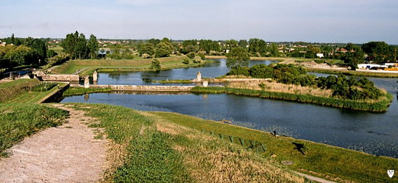 Po lewej Śluza Kamienna, w środku Cztery Dziewice, po prawej Motława, fot. Topory, CC BY-SA 3.0