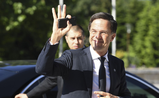 Zachowanie premiera Holandii hitem sieci. Mark Rutte rozlał kawę i sam ją posprzątał