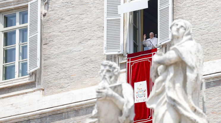 Ferenc pápa vatikáni dolgozószobájának a Szent Péter térre néző ablakából köszönti  híveket /Fotó: MTI/EPA/ANSA/Fabio Frustaci