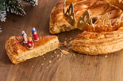 To francuskie ciasto z figurką podbija świat. Co warto wiedzieć o galette des rois?