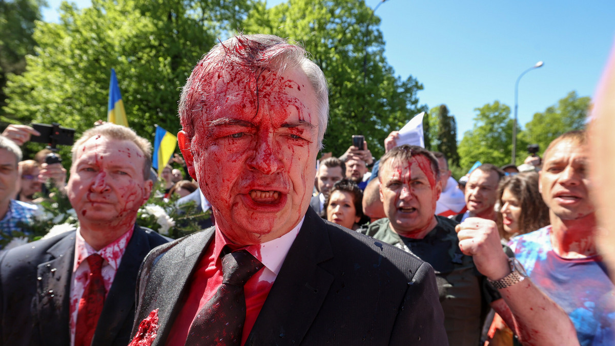 Rosyjski ambasador oblany czerwoną farbą. Policja oceniła własne działania