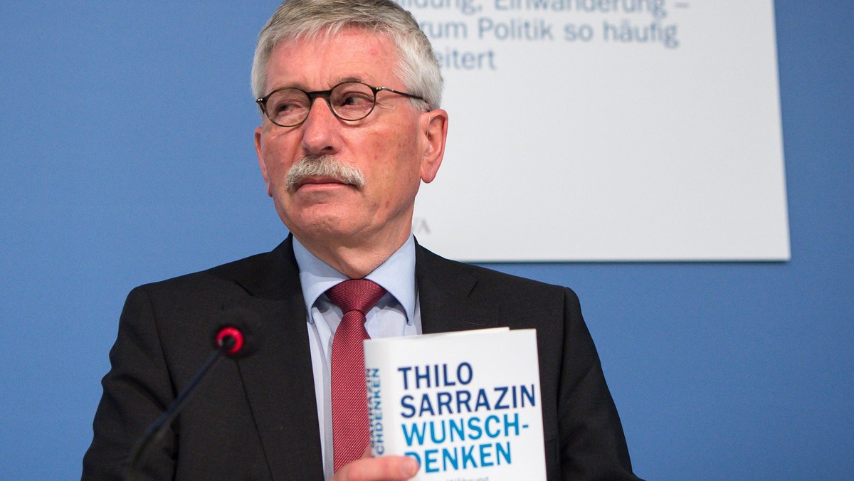 Kontrowersyjny niemiecki autor Thilo Sarrazin przedstawił dziś dziennikarzom w Berlinie swoją najnowszą książkę, w której skrytykował politykę migracyjną kanclerz Angeli Merkel, uznając ją za "największy błąd w powojennej historii Niemiec".