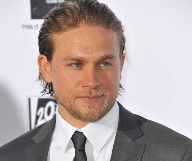 Charlie Hunnam jak Indiana Jones