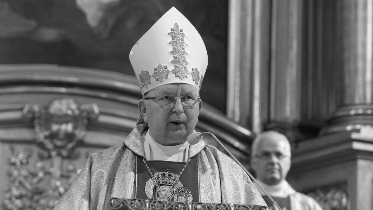 W Kielcach rozpoczynają się uroczystości pogrzebowe biskupa seniora Kazimierza Ryczana. Dziś odbędzie się m.in. pożegnanie kapłana w Domu Biskupa, a także msza żałobna w Bazylice Katedralnej. Główną mszę pogrzebową zaplanowano natomiast na wtorek na godz. 15. W związku z uroczystościami niemal w całym centrum Kielc wprowadzono zmiany w organizacji ruchu.