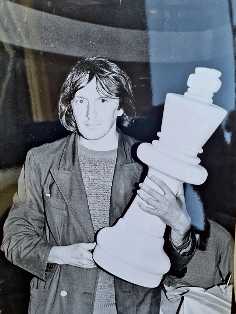 Vladimir Jovićević Jov sa šahovskom figurom 1988. na prvom Pesničkom turniru u šahu na Brankovom kolu