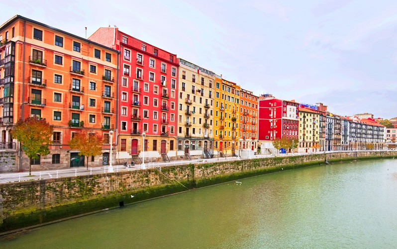 W XIX wieku doświadczyło rewolucji przemysłowej dzięki odkryciu bogatych złóż żelaza i rozwojowi hutnictwa, co jeszcze bardziej ożywiło ruch morski. W tamtych czasach powstał tu również Banco de Bilbao (1957 r.) i Banco de Vizcaya (1901 r.), które potem połączyły się tworząc BBV corporation (Banco Bilbao Vizcaya). Bilbao to też główny ośrodek kulturalny i naukowy Kraju Basków. Znajdują się tu 2 uniwersytety. Miasto stało się słynne jednak dopiero w latach 90., kiedy odniosło sukces, jakiego nie udało się powtórzyć na całym świecie.