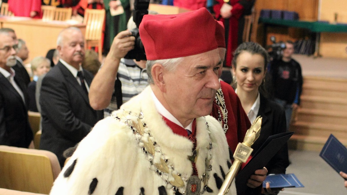 Prof. Ryszard Górecki został dzisiaj ponownie wybrany na rektora Uniwersytetu Warmińsko-Mazurskiego w Olsztynie. Górecki był jedynym kandydatem w wyborach, wraz z nim na kadencję 2016-20 kolegium elektorów wybrało pięciu prorektorów.