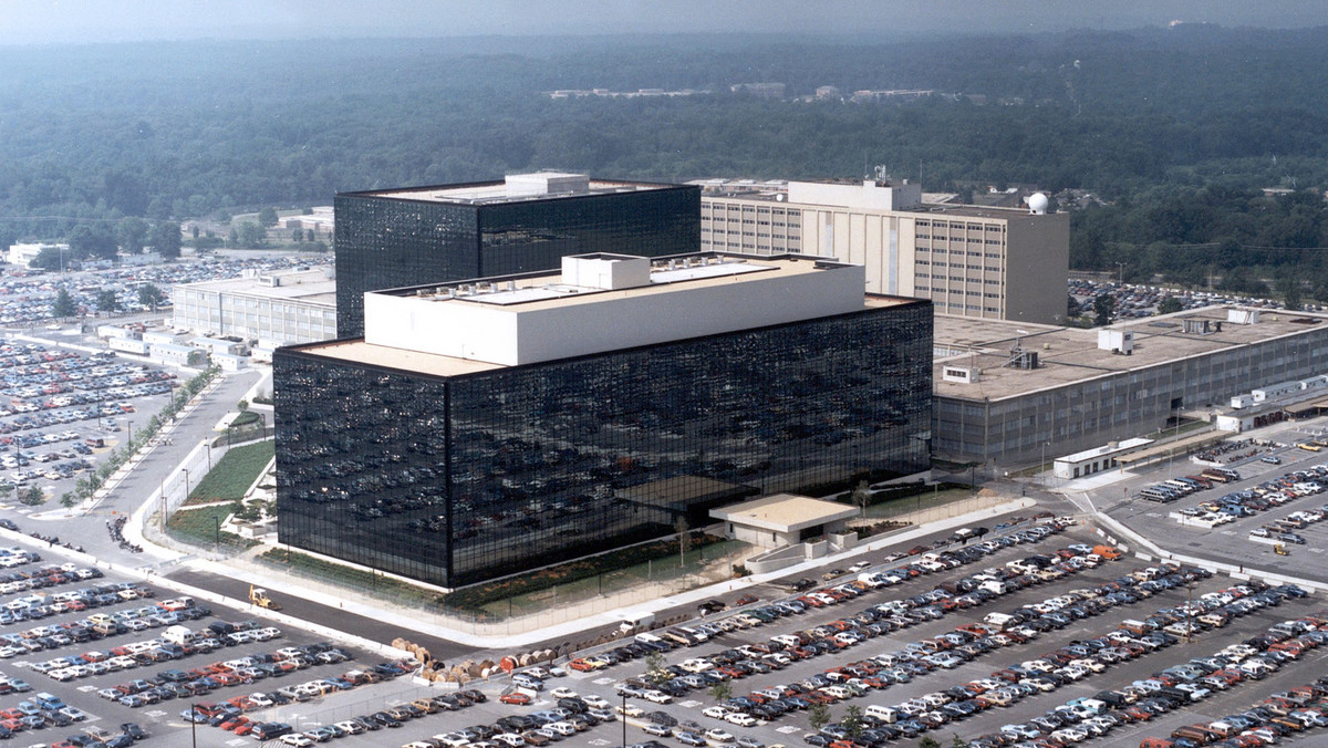 Jak donosi tvn24.pl, NSA (National Security Agency) dziennie przechwytuje nawet 200 milionów SMS-ów z całego świata. Do takich danych dotarł brytyjski dziennik Guardian oraz telewizja Chanel 4, na podstawie materiałów dostarczonych przez Edwarda Snowdena.