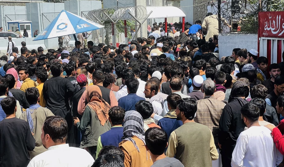 Tysiące Afgańczyków szturmujących lotnisku w Kabulu w nadziei na ucieczkę z kraju zajętego przez talibów