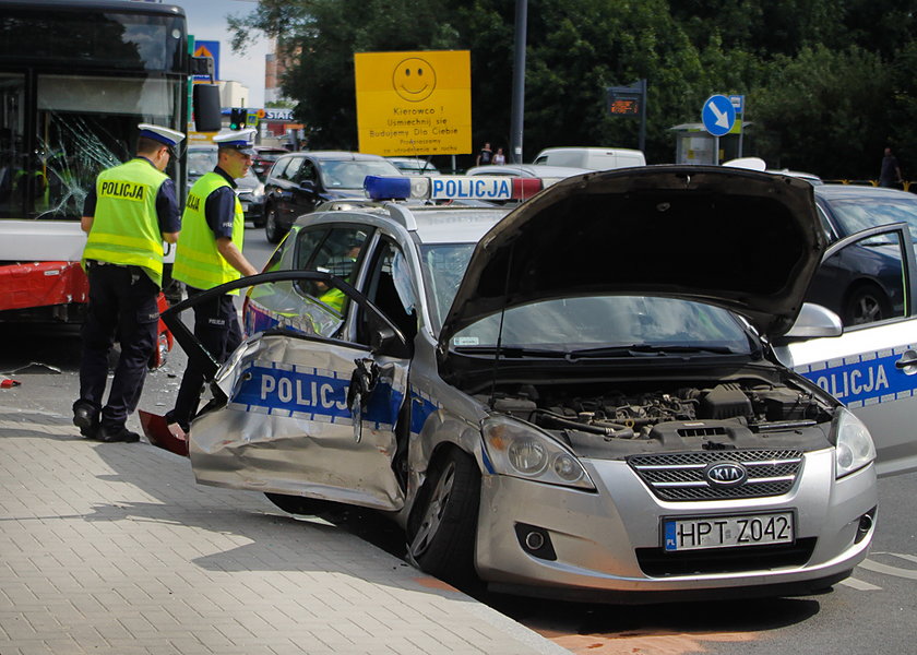 Siedem osób rannych w wypadku gdzie radiowóz staranował autobus 