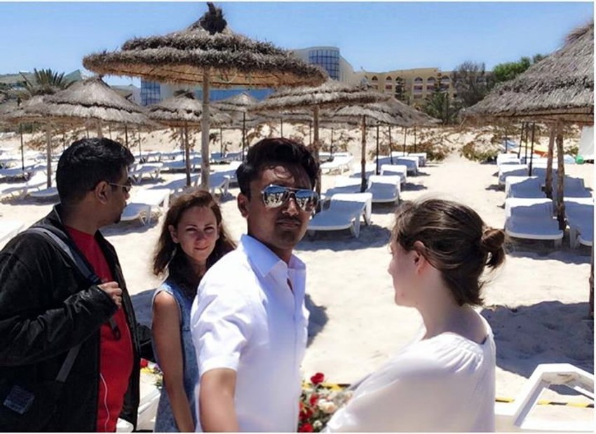 Promocija ili pošta žrtvama? Amran Husein pozira sa prijateljima na mestu krvoprolića