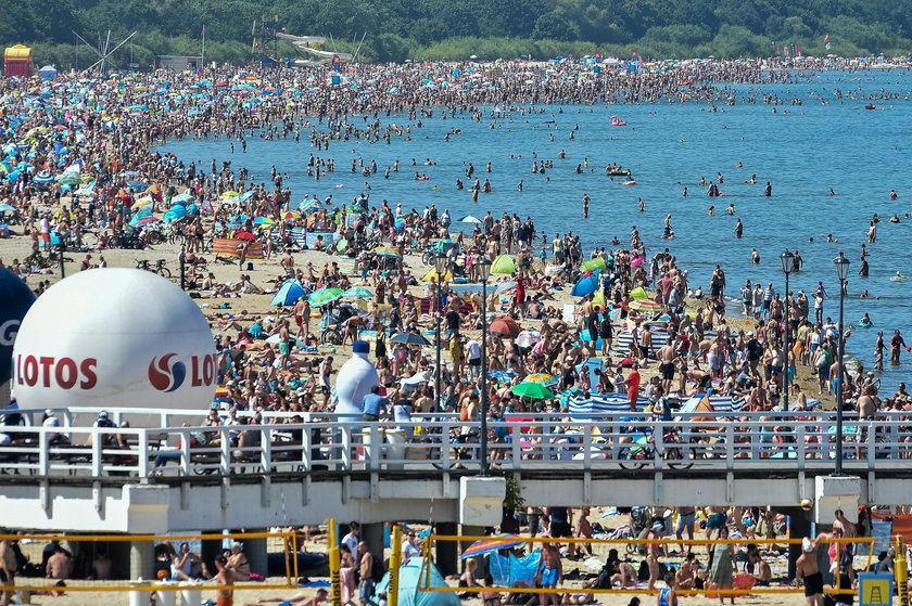 Turyści i mieszkańcy Gdańska tłumnie zjawili się 19 lipca ba plaży Brzeźno