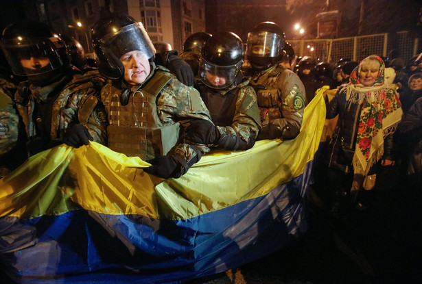 Przepychanki nacjonalistów z policją na Majdanie