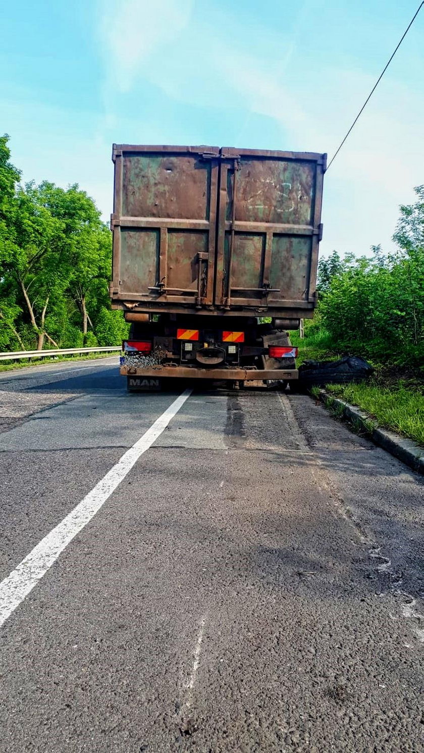 Jechał ciężarówką bez opony