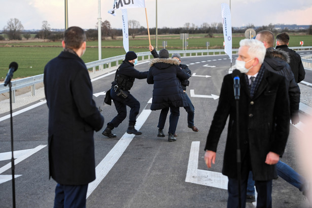 Premier Mateusz Morawiecki (L-tyłem) i burmistrz Wrześni Tomasz Kałużny