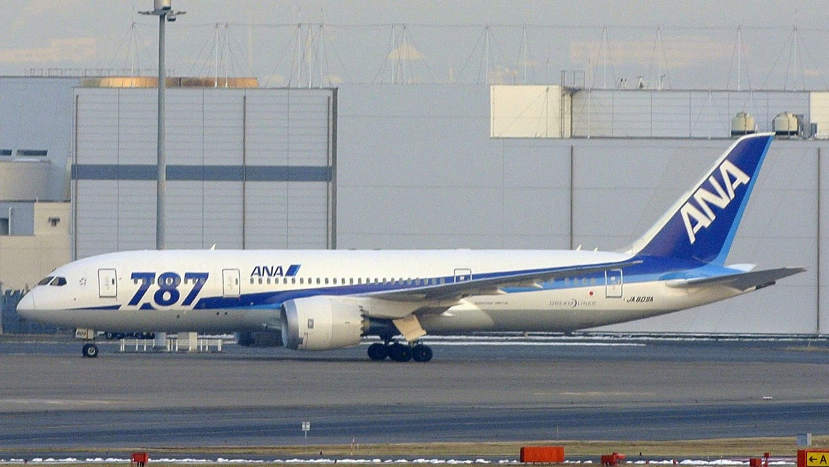 Z powodu usterki baterii stwarzającej potencjalne zagrożenie pożarem amerykański Federalny Urząd ds. Lotnictwa czasowo uziemił wszystkie samoloty Boeing 787 Dreamliner.
