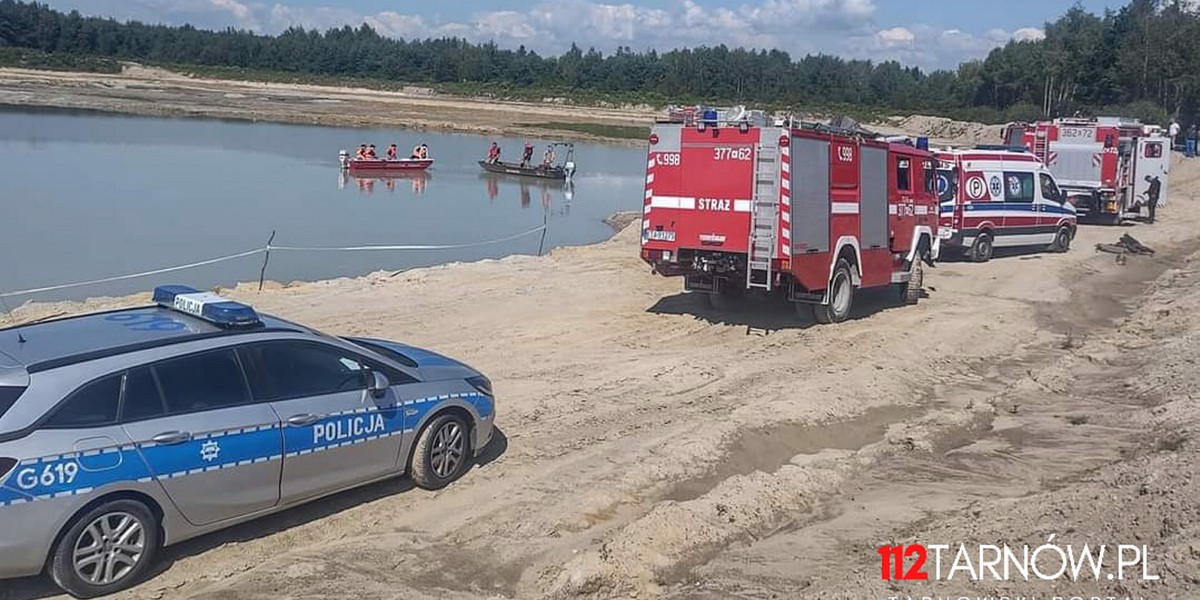 Dramat na terenie żwirowni. Koparka zapadła się pod wodą. Nie żyje operator.