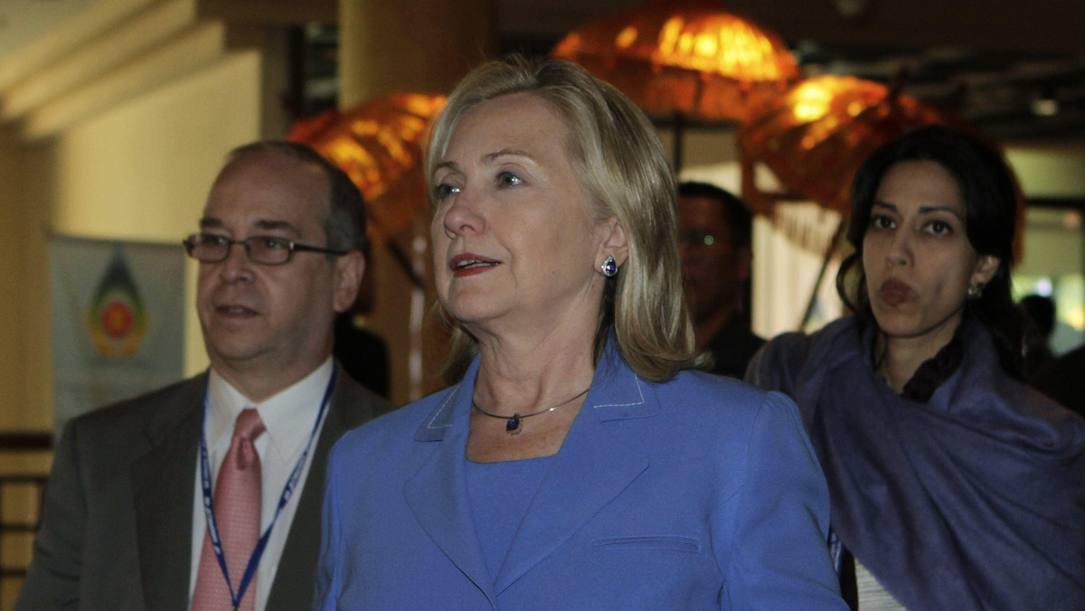 Sekretarz stanu USA Hillary Clinton wezwała tymczasowe władze libijskie do zabiegania o pojednanie, a nie o karanie, i obiecała wsparcie w demokratycznej transformacji.