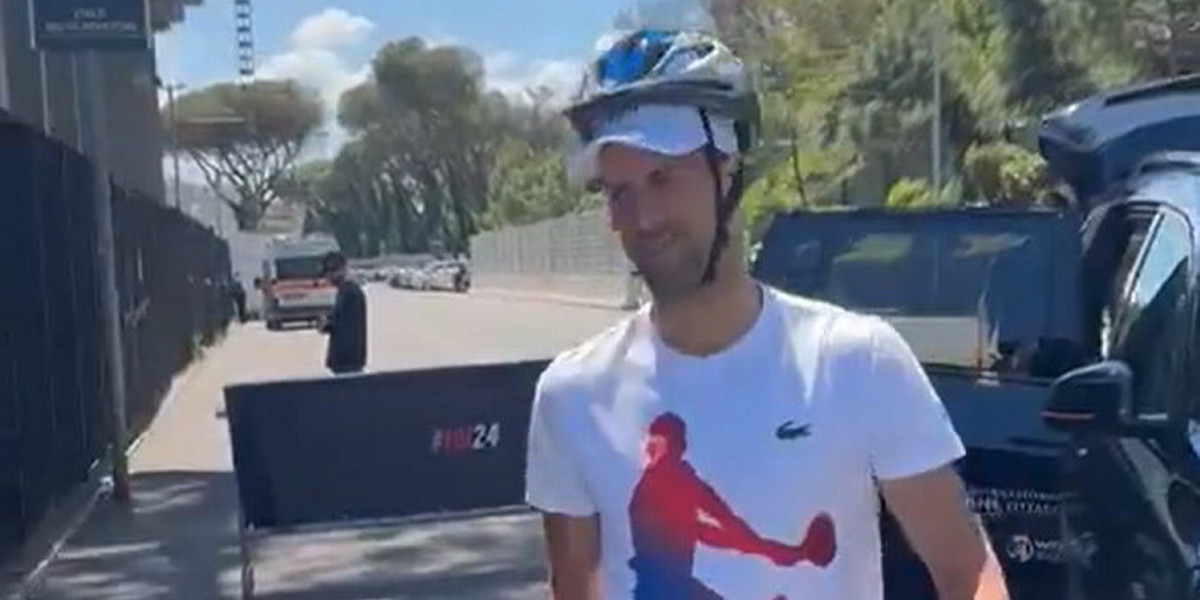 Novak Djoković na trening przyszedł w kasku rowerowym.