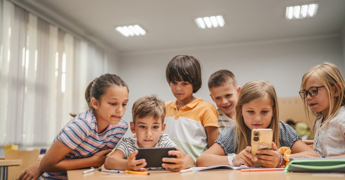 Rodzice stracą kontakt z dziećmi? MEN mówi co planuje w sprawie telefonów w szkołach