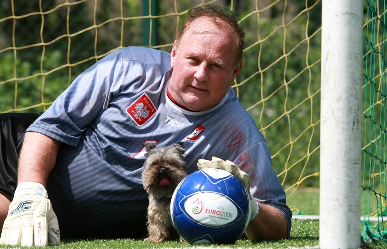 'To jest gra zespołowa i ja sobie też nie wyobrażam, że podczas mojej kariery, któryś z moich kolegów był gejem. Ja bym wyszedł z takiej szatni albo zaproponował, by się przebierał gdzie indziej. Futbol jest grą męską, kontaktową i nie wyobrażam sobie, bym mógł iść z gejem po meczu do sauny' (sierpień 2013 r.)