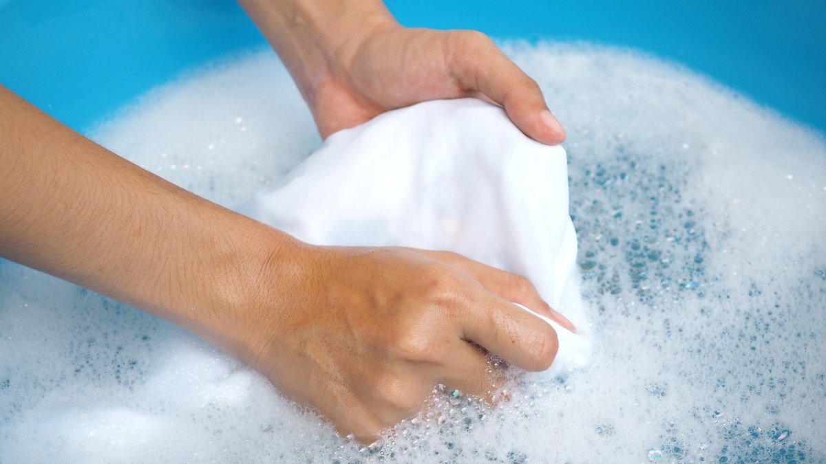 Uveče potopim kuhinjske krpe i rukavice za rernu u ovu mešavinu, ujutru su kao nove