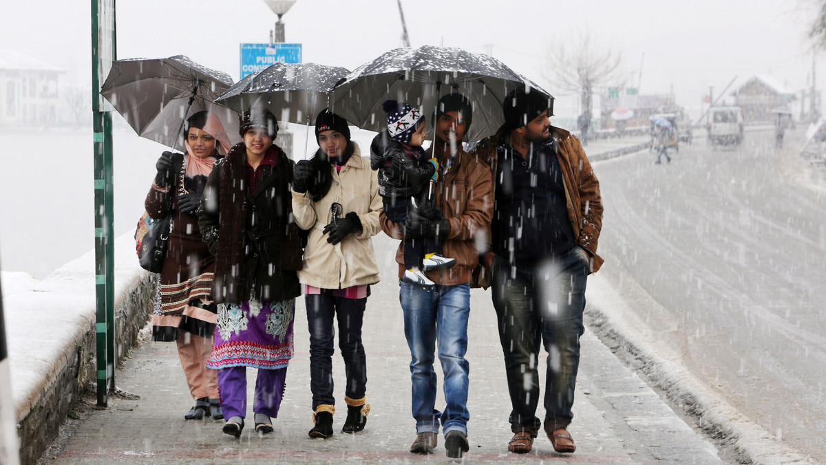 INDIA KASHMIR WEATHER (Life in Kshmir once again halted by heavy snowfall)