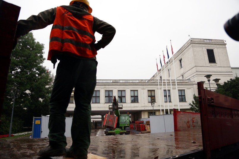 Wiadomo przy tym, że najwcześniej, bo już we wrześniu do użytku oddane mają zostać dwa podziemne pomieszczenia dla posłów. W jednym z nich mają się znaleźć skrytki poselskie, a w drugim - zaplecze techniczne na potrzeby obrad Sejmu. Oba będą się znajdować pod głównym budynkiem Sejmu.