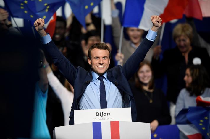 Emmanuel Macron w trakcie przemówienia w Dijon.