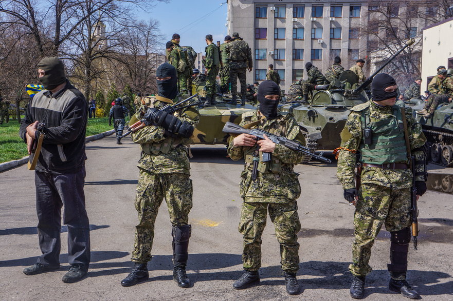 Prorosyjscy żołnierze stoją przed budynkiem administracyjnym w Słowiańsku, Ukraina, 16 kwietnia 2014 r.