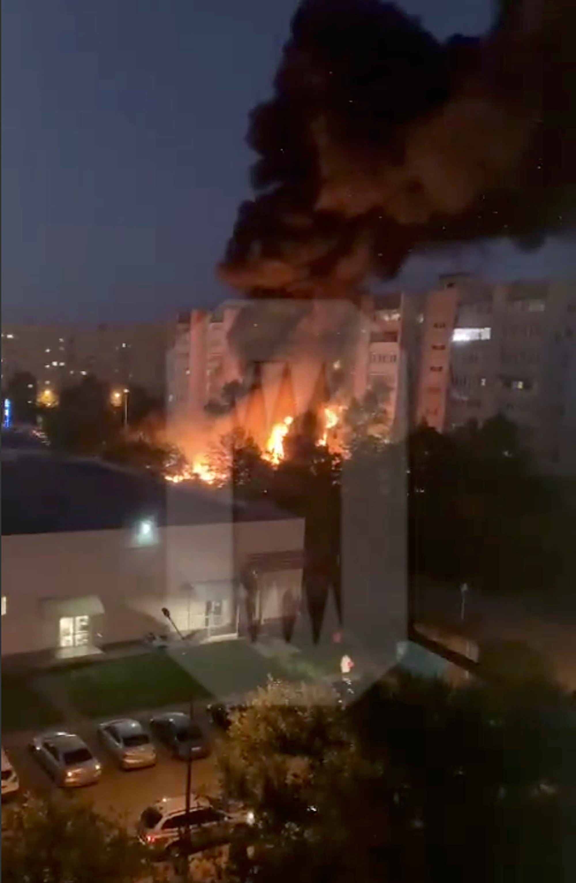   Mohutný požiar, ktorý vypukol na mieste dopadu stroja, zasiahol najmenej 17 bytov.