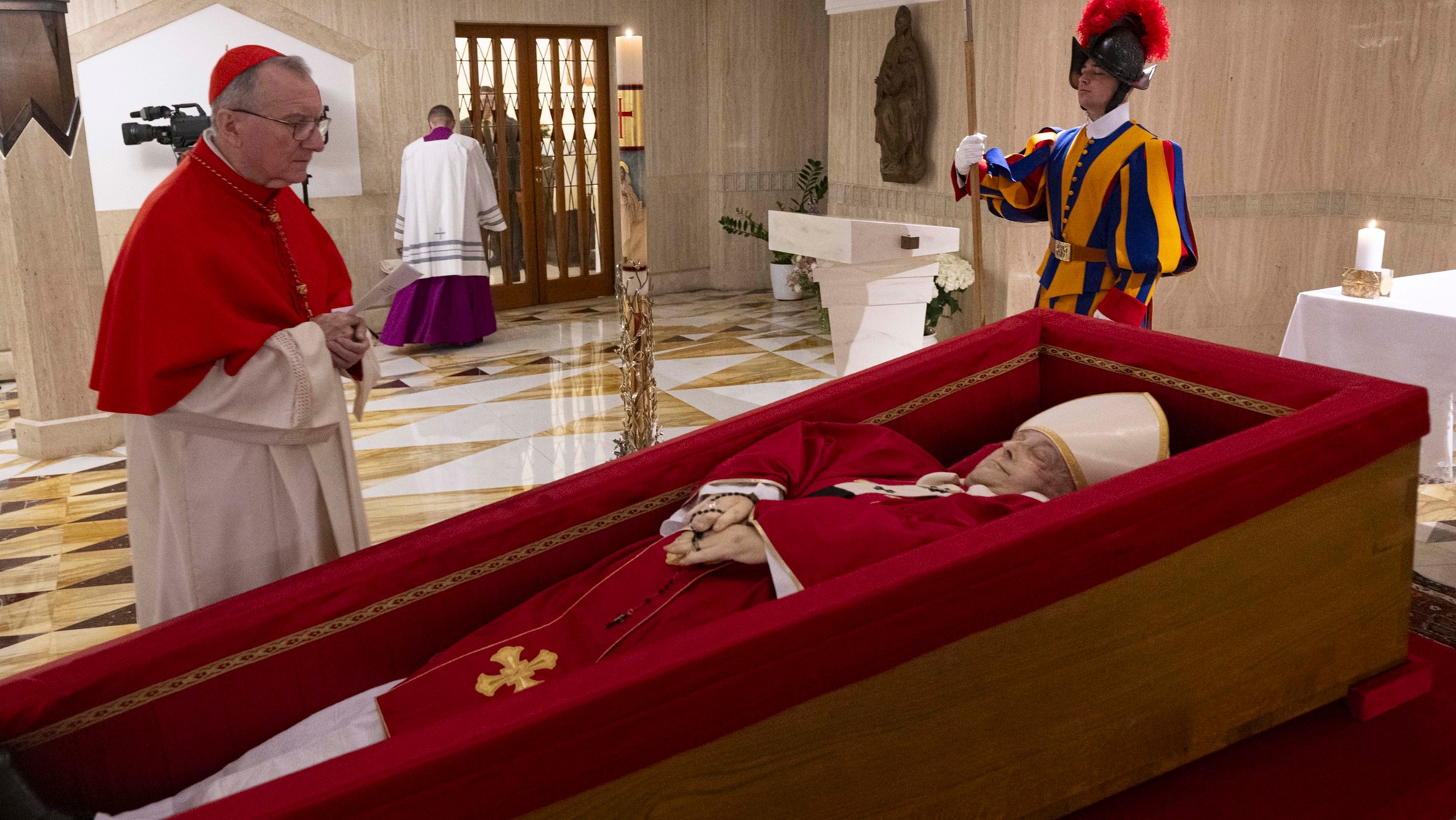 Vatikánsky štátny sekretár kardinál Pietro Parolin (vľavo) sa modlí pred telom pápeža Františka uloženým v jeho súkromnej kaplnke vo Vatikáne.