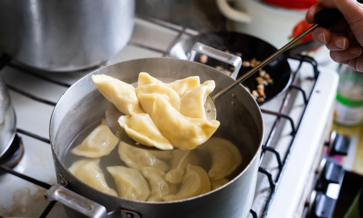 Najczęstszy błąd przy robieniu pierogów. Dlatego pękają podczas gotowania